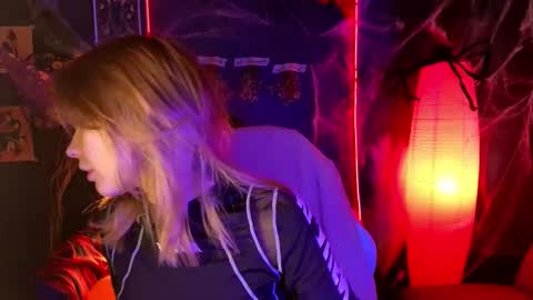 Snapshot of litabrom chatting on 10-19-25, 01:39 Lena online show from 10-19-25, 01:39