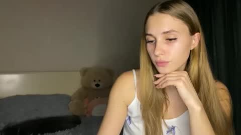 Snapshot of litle_girl05 chatting on 10-28-25, 08:00 LUNA online show from 10-28-25, 08:00