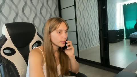 Snapshot of litle_girl05 chatting on 06-21-26, 07:22 LUNA online show from 06-21-26, 07:22