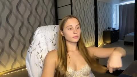 Snapshot of litle_girl05 chatting on 07-29-26, 10:46 LUNA online show from 07-29-26, 10:46