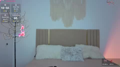 Snapshot of little1_molly chatting on 05-19-26, 01:56 Molly online show from 05-19-26, 01:56