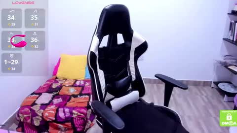 Snapshot of little_angely chatting on 01-19-25, 09:44 Angely online show from 01-19-25, 09:44