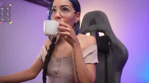 Snapshot of little_eli chatting on 02-11-26, 07:08 Help me reach 100 likes online show from 02-11-26, 07:08