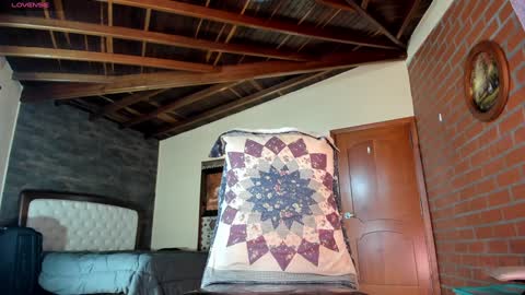 Izzi online show from 12-22-25, 05:43