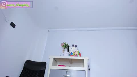 Snapshot of little_tatis chatting on 01-14-25, 12:45 Im Laura. buy my contentcompra mi contenido offline online show from 01-14-25, 12:45