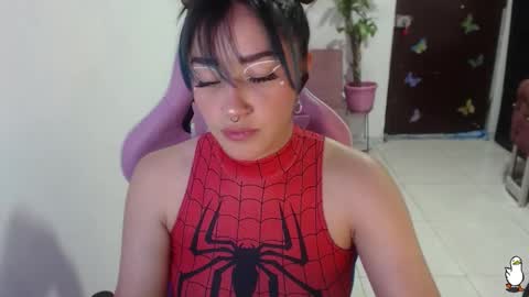 Snapshot of littleangelx_m chatting on 10-28-25, 09:28 Daniela online show from 10-28-25, 09:28