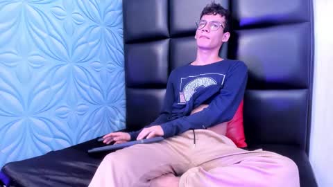 Snapshot of littlemax23 chatting on 09-10-25, 12:16 MAX online show from 09-10-25, 12:16