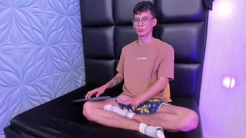 Snapshot of littlemax23 chatting on 10-02-25, 12:01 MAX online show from 10-02-25, 12:01