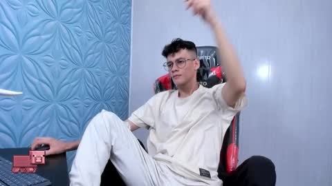 Snapshot of littlemax23 chatting on 10-19-25, 04:35 MAX online show from 10-19-25, 04:35