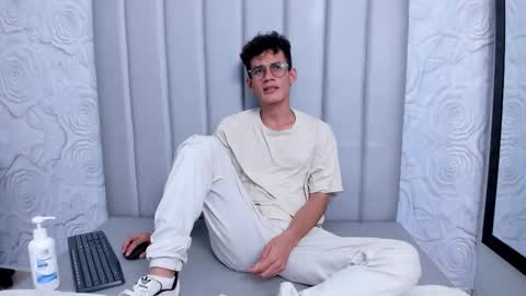 Snapshot of littlemax23 chatting on 11-19-25, 08:53 MAX online show from 11-19-25, 08:53