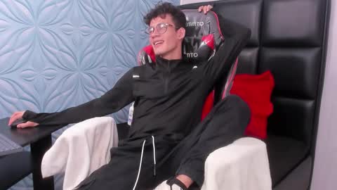 Snapshot of littlemax23 chatting on 11-28-25, 12:08 MAX online show from 11-28-25, 12:08