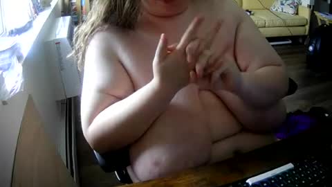 Snapshot of littlepeach99 chatting on 06-18-26, 11:31 Loryn online show from 06-18-26, 11:31