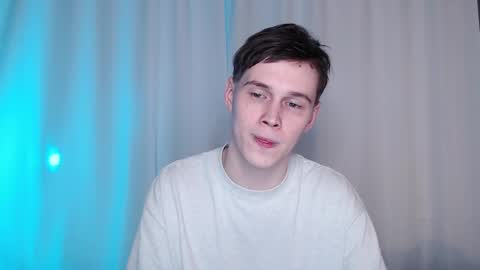 Snapshot of littlesadcabbage chatting on 03-08-25, 01:28 Sonnenschein online show from 03-08-25, 01:28