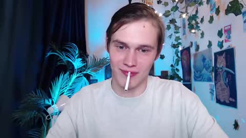 Snapshot of littlesadcabbage chatting on 09-20-25, 12:44 Sonnenschein online show from 09-20-25, 12:44