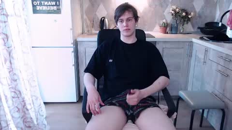 Snapshot of littlesadcabbage chatting on 06-12-26, 05:28 Sonnenschein online show from 06-12-26, 05:28