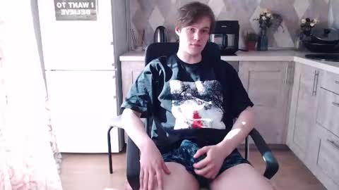 Snapshot of littlesadcabbage chatting on 06-18-26, 02:43 Sonnenschein online show from 06-18-26, 02:43