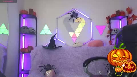 Snapshot of littlevixen18 chatting on 10-20-25, 02:17 littlevixen18 online show from 10-20-25, 02:17