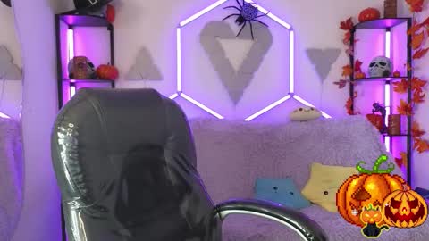 Snapshot of littlevixen18 chatting on 10-30-25, 06:52 littlevixen18 online show from 10-30-25, 06:52