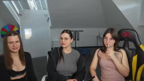 Snapshot of livehub054 chatting on 04-24-26, 10:18 Sheryl online show from 04-24-26, 10:18