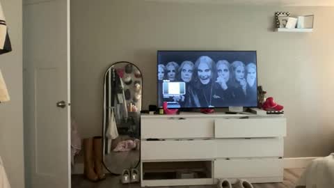 Livvy online show from 09-19-25, 03:13