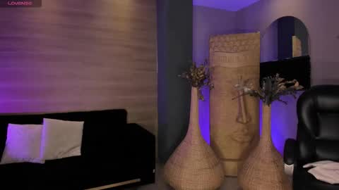 Lizzi  online show from 12-19-25, 09:44