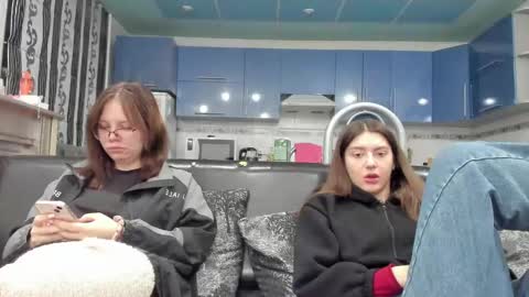 lizzi_muur online show from 02-18-25, 03:32