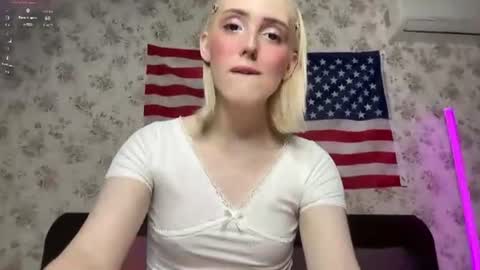Snapshot of llinabarbie chatting on 06-19-26, 03:16 Alina online show from 06-19-26, 03:16