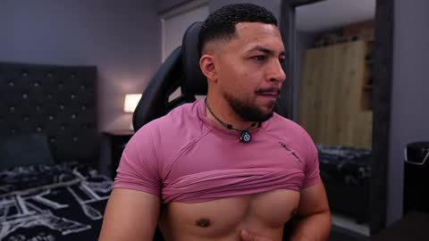 Snapshot of loganmartinx chatting on 05-17-26, 09:33 loganmartinx online show from 05-17-26, 09:33