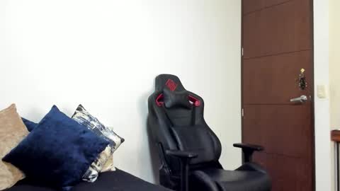 Snapshot of logannick chatting on 11-04-25, 08:24 Logan online show from 11-04-25, 08:24