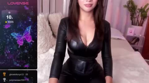 Snapshot of loisewilliams chatting on 11-14-25, 04:00 Mistress L online show from 11-14-25, 04:00
