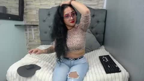 Snapshot of lola__black chatting on 07-17-26, 01:29 L O L A online show from 07-17-26, 01:29