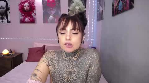 Lola online show from 09-25-25, 05:16