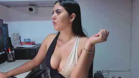 lolalola_12 online show from 01-12-26, 12:05