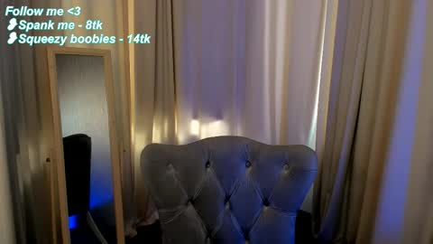 Snapshot of lolla_awesome chatting on 09-19-25, 07:43 Lolla online show from 09-19-25, 07:43