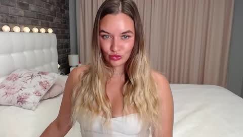 Snapshot of lollidoli__ chatting on 09-29-25, 05:29 Victoria online show from 09-29-25, 05:29