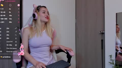 Snapshot of lollypetitte_ chatting on 12-24-24, 12:11 Lolly online show from 12-24-24, 12:11