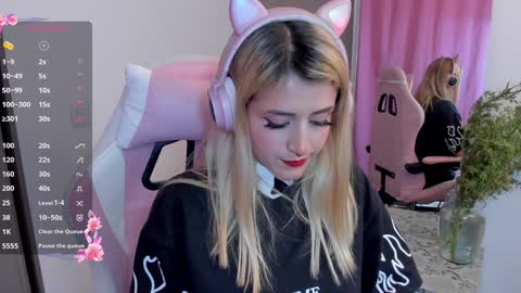 Snapshot of lollypetitte_ chatting on 12-30-24, 03:03 Lolly online show from 12-30-24, 03:03