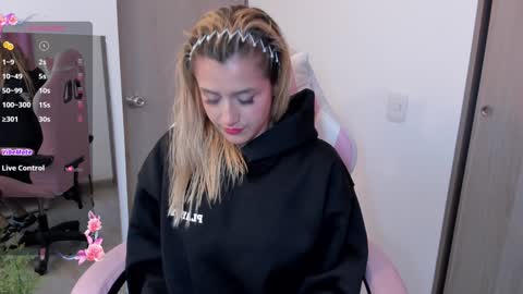 Snapshot of lollypetitte_ chatting on 12-31-24, 01:26 Lolly online show from 12-31-24, 01:26