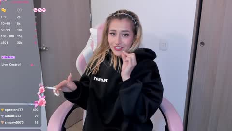 Snapshot of lollypetitte_ chatting on 12-31-24, 04:27 Lolly online show from 12-31-24, 04:27