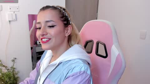 Snapshot of lollypetitte_ chatting on 01-04-25, 02:35 Lolly online show from 01-04-25, 02:35