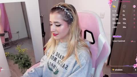 Snapshot of lollypetitte_ chatting on 02-09-25, 01:44 Lolly online show from 02-09-25, 01:44