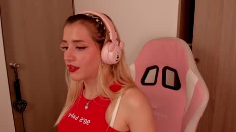 Snapshot of lollypetitte_ chatting on 02-18-25, 12:04 Lolly online show from 02-18-25, 12:04