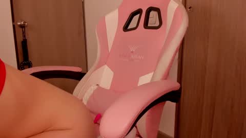 Snapshot of lollypetitte_ chatting on 02-18-25, 03:10 Lolly online show from 02-18-25, 03:10