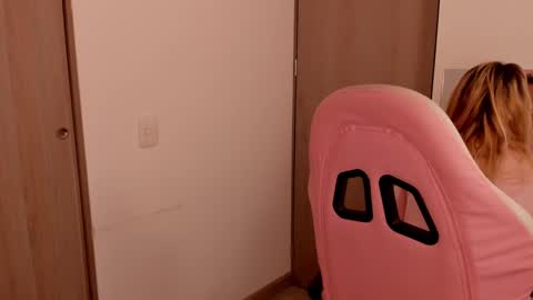 Snapshot of lollypetitte_ chatting on 02-25-25, 03:31 Lolly online show from 02-25-25, 03:31