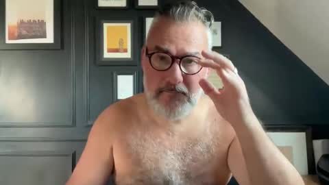 Snapshot of londongent2023 chatting on 09-19-25, 12:17 EnglishBear online show from 09-19-25, 12:17