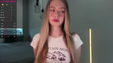 Snapshot of longoriaeva chatting on 12-19-25, 02:35 Eva online show from 12-19-25, 02:35