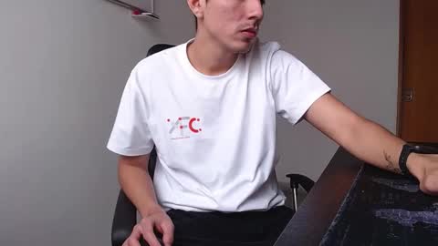 Snapshot of looki_16 chatting on 03-07-25, 04:44 looki 16 online show from 03-07-25, 04:44