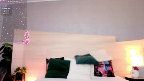 Snapshot of loonyannie chatting on 07-14-26, 04:06 Annie online show from 07-14-26, 04:06