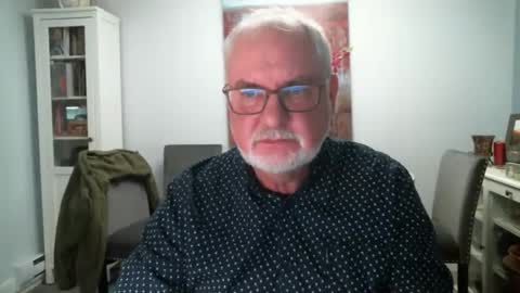 Snapshot of loop102 chatting on 10-25-25, 01:24 loop102 online show from 10-25-25, 01:24