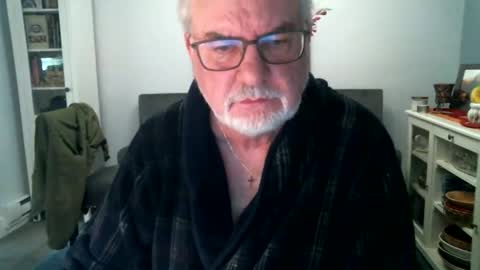 Snapshot of loop102 chatting on 05-18-26, 01:28 loop102 online show from 05-18-26, 01:28